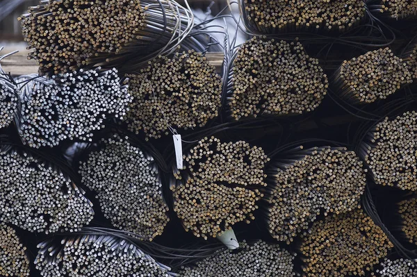 Takviye çubukları paketlerine periyodik bir profille metal ürünler depoda saklanır