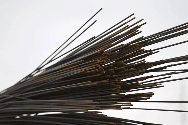 Takviye çubukları paketlerine periyodik bir profille metal ürünler depoda saklanır