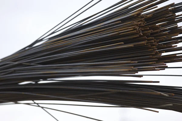 Takviye çubukları paketlerine periyodik bir profille metal ürünler depoda saklanır