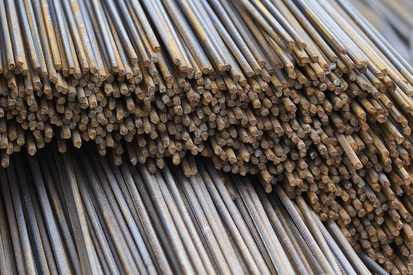 Las barras de refuerzo con un perfil periódico en los envases se almacenan en el almacén de productos metálicos —  Fotos de Stock