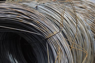 İnce metal takviye koyları metal ürünler depoda içine yara