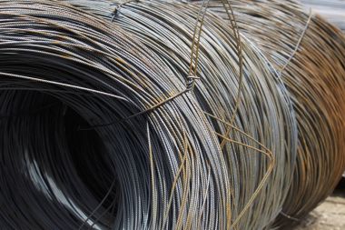 İnce metal takviye koyları metal ürünler depoda içine yara