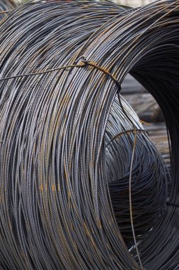 İnce metal takviye koyları metal ürünler depoda içine yara