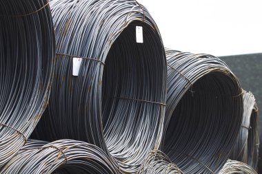 İnce metal takviye koyları metal ürünler depoda içine yara