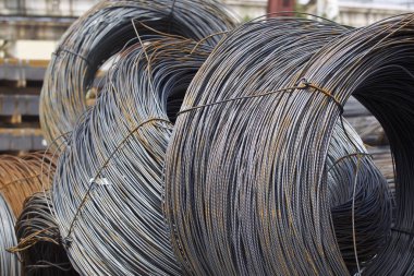 İnce metal takviye koyları metal ürünler depoda içine yara