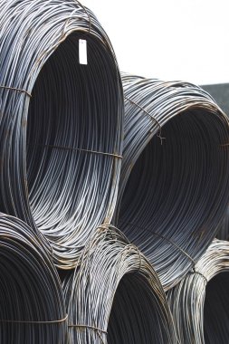 İnce metal takviye koyları metal ürünler depoda içine yara