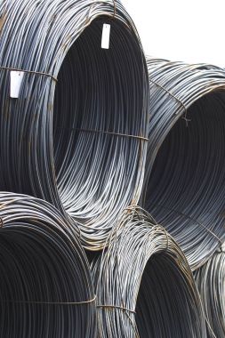 İnce metal takviye koyları metal ürünler depoda içine yara