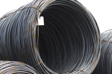 İnce metal takviye koyları metal ürünler depoda içine yara