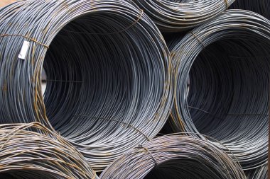 İnce metal takviye koyları metal ürünler depoda içine yara