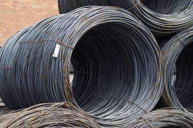 İnce metal takviye koyları metal ürünler depoda içine yara