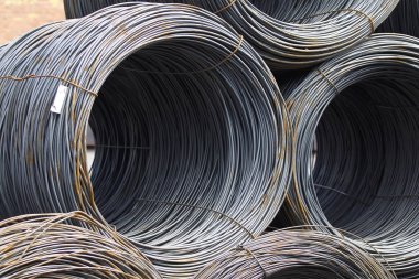 İnce metal takviye koyları metal ürünler depoda içine yara