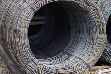 İnce metal takviye koyları metal ürünler depoda içine yara