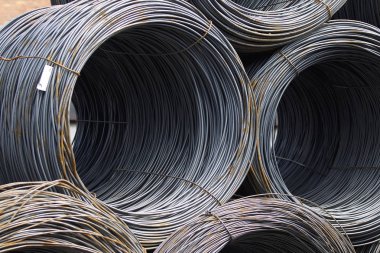 İnce metal takviye koyları metal ürünler depoda içine yara