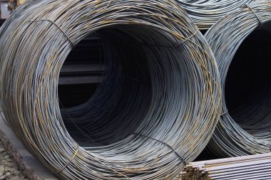 İnce metal takviye koyları metal ürünler depoda içine yara