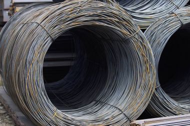 İnce metal takviye koyları metal ürünler depoda içine yara