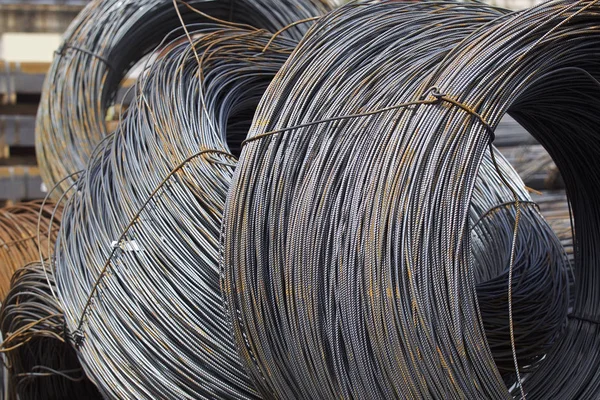 İnce metal takviye koyları metal ürünler depoda içine yara