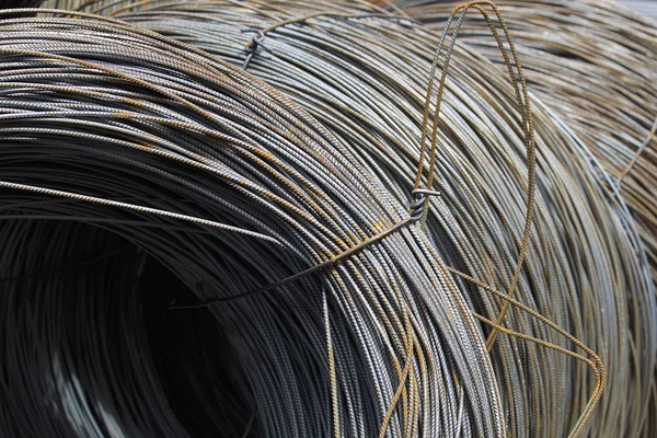 İnce metal takviye koyları metal ürünler depoda içine yara