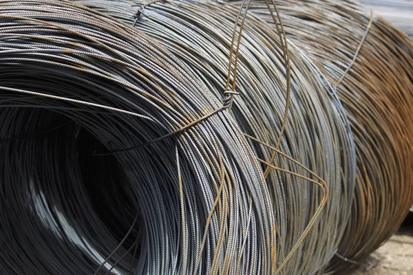 İnce metal takviye koyları metal ürünler depoda içine yara