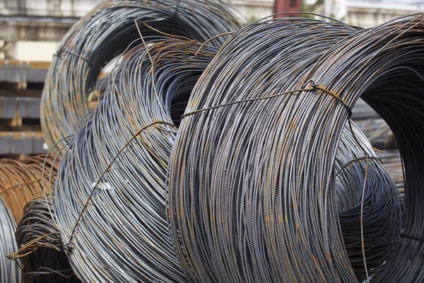 İnce metal takviye koyları metal ürünler depoda içine yara