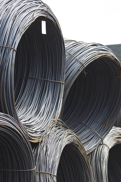 İnce metal takviye koyları metal ürünler depoda içine yara