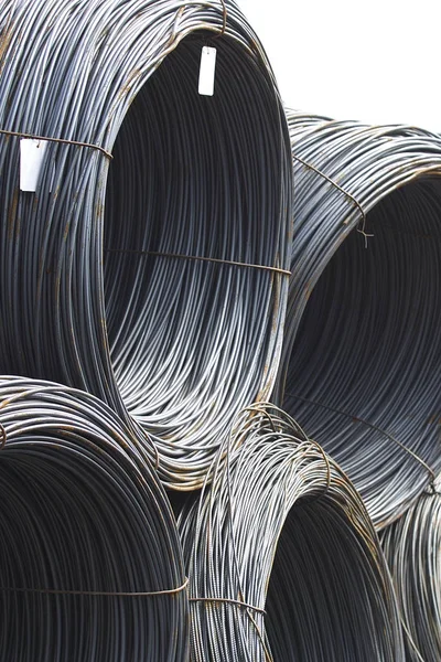 İnce metal takviye koyları metal ürünler depoda içine yara