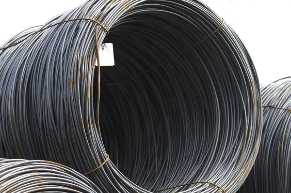 İnce metal takviye koyları metal ürünler depoda içine yara