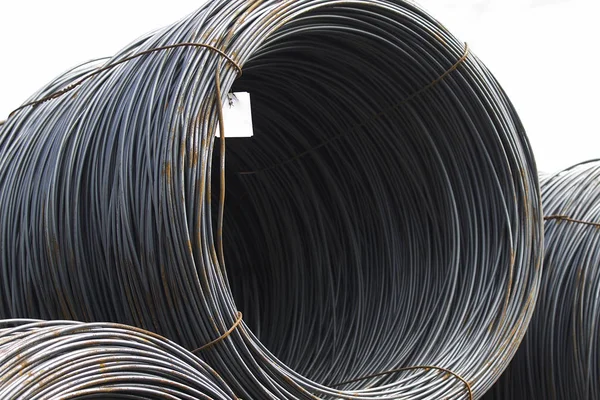 İnce metal takviye koyları metal ürünler depoda içine yara