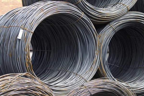 İnce metal takviye koyları metal ürünler depoda içine yara