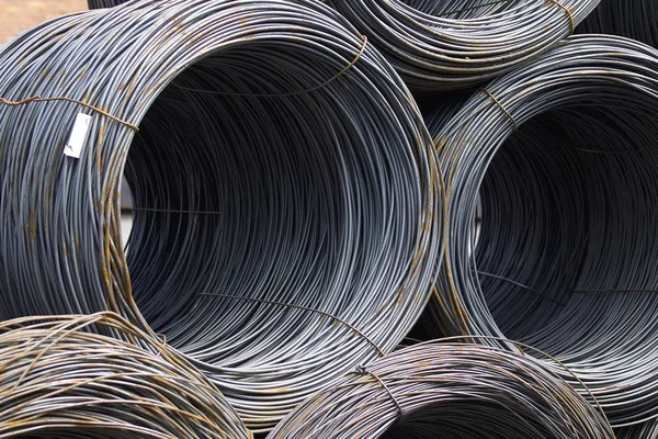 İnce metal takviye koyları metal ürünler depoda içine yara