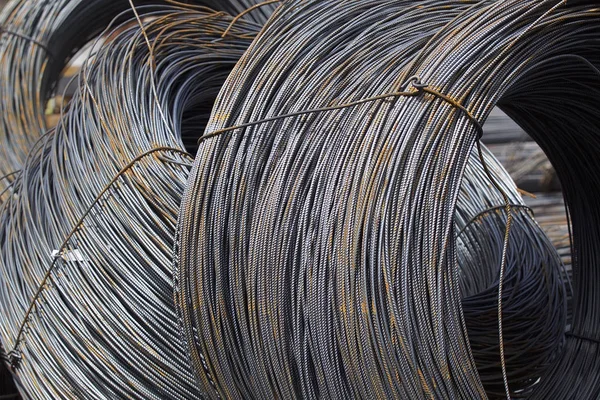 İnce metal takviye koyları metal ürünler depoda içine yara