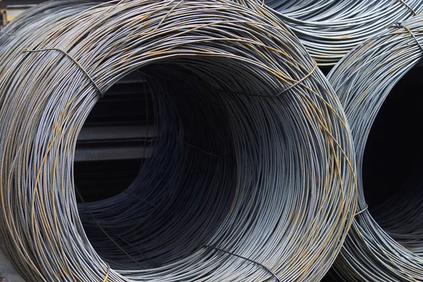 İnce metal takviye koyları metal ürünler depoda içine yara