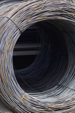 İnce metal takviye koyları metal ürünler depoda içine yara