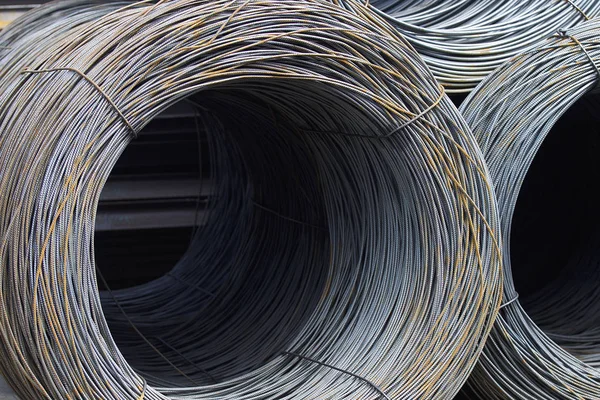 İnce metal takviye koyları metal ürünler depoda içine yara