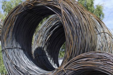 İnce metal takviye koyları metal ürünler depoda içine yara