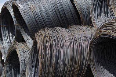 İnce metal takviye koyları metal ürünler depoda içine yara