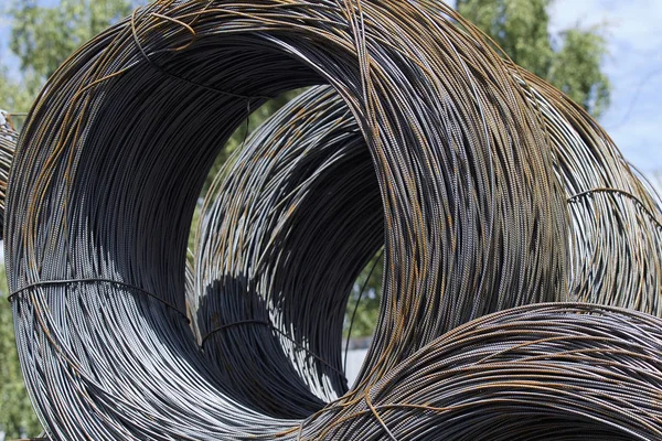 İnce metal takviye koyları metal ürünler depoda içine yara