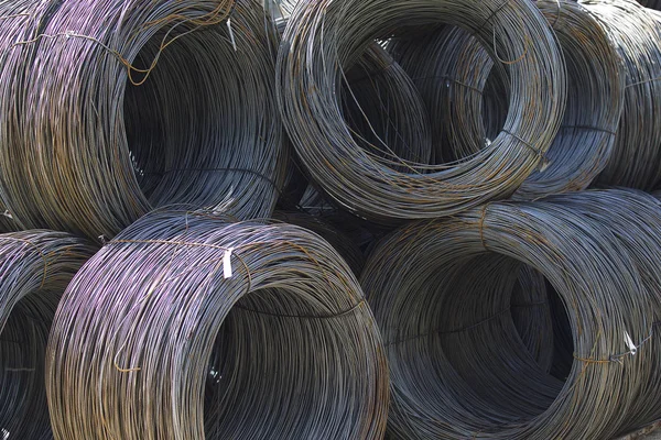 İnce metal takviye koyları metal ürünler depoda içine yara