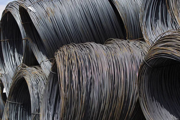 İnce metal takviye koyları metal ürünler depoda içine yara