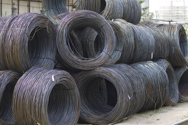 İnce metal takviye koyları metal ürünler depoda içine yara