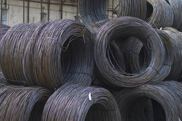 İnce metal takviye koyları metal ürünler depoda içine yara