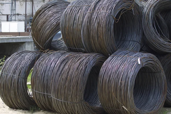 İnce metal takviye koyları metal ürünler depoda içine yara