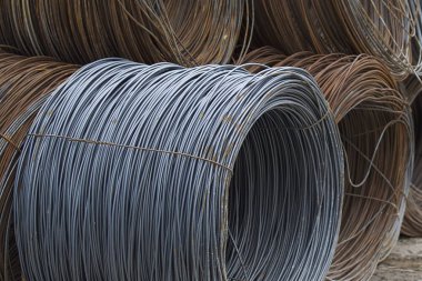 İnce metal takviye koyları metal ürünler depoda içine yara