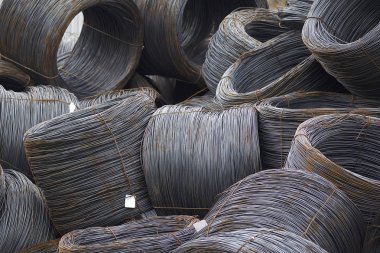 İnce metal takviye koyları metal ürünler depoda içine yara