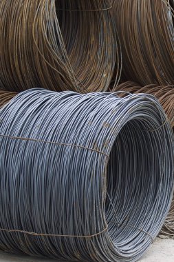 İnce metal takviye koyları metal ürünler depoda içine yara