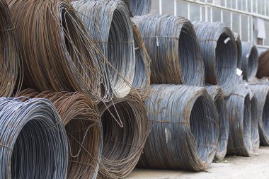 İnce metal takviye koyları metal ürünler depoda içine yara