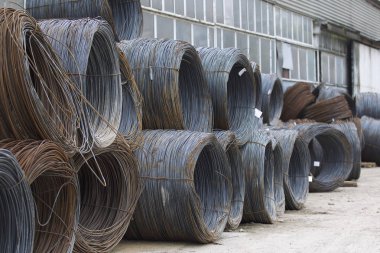 İnce metal takviye koyları metal ürünler depoda içine yara