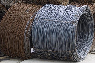 İnce metal takviye koyları metal ürünler depoda içine yara