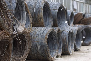 İnce metal takviye koyları metal ürünler depoda içine yara