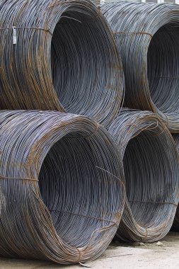 İnce metal takviye koyları metal ürünler depoda içine yara