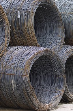 İnce metal takviye koyları metal ürünler depoda içine yara